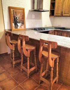 Amplia cocina en ambos apartamentos.