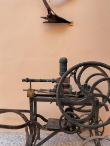 Decoración con herramientas antiguas de labranza y elaboración del vino.
