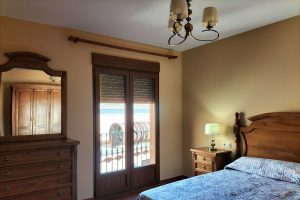 Dormitorio con balcón al patio exterior.