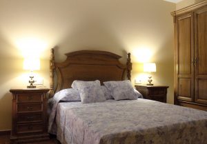 Dormitorio con cama de matrimonio.