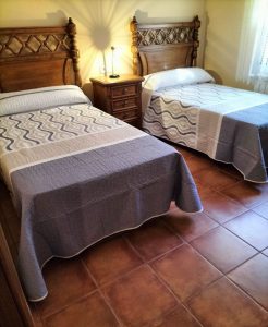 Dormitorio con dos camas individuales.