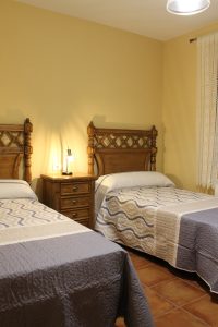 Dormitirio con dos camas individuales.