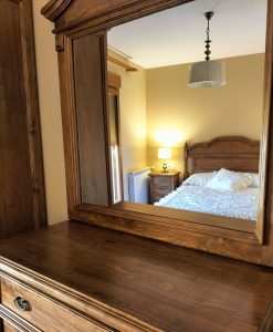 Espejo en uno de los dormitorios.