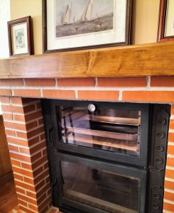 Fogón y chimenea en los salones de El señorío de Quevedo.